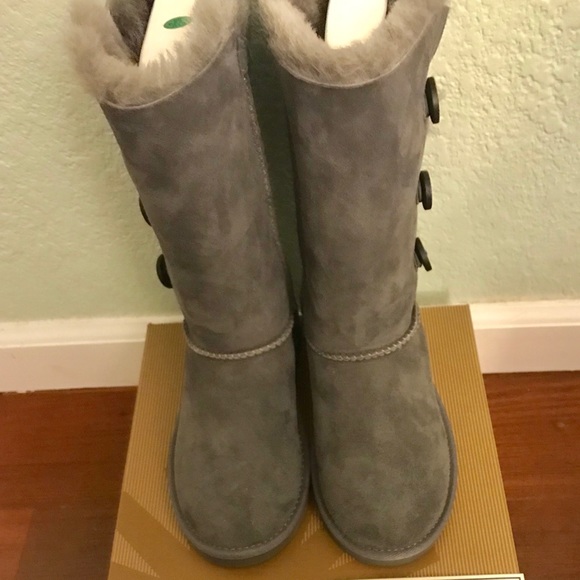 UGGS K Bailey Button Triplet, Size 2 - Picture 6 of 15